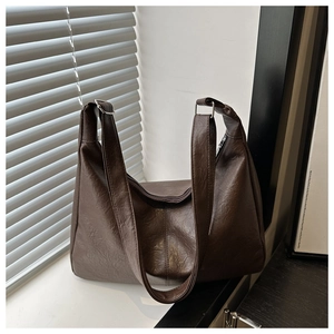 Gros plan du grand sac à main marron en cuir synthétique avec surface texturée