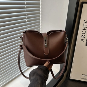 Borsa a Secchiello in Pelle PU alla Moda Donna Tracolla a Contrasto Con Chiusura in Metallo Manico Largo Borsa da Pendolare