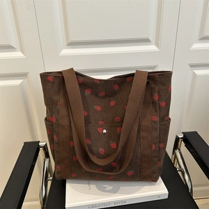 Bolso tote de pana marrón con estampado de fresas y gran capacidad para uso diario