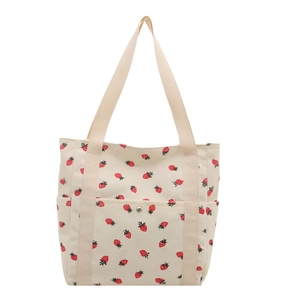 Bolso tote minimalista de pana crema con estampado de fresas y diseño de varios bolsillos