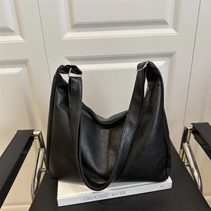 Grand sac hobo noir en cuir PU texturé avec bandoulière large réglable pour un usage quotidien