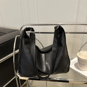 Grand sac à main noir en simili cuir huilé avec bandoulière large style vintage moderne