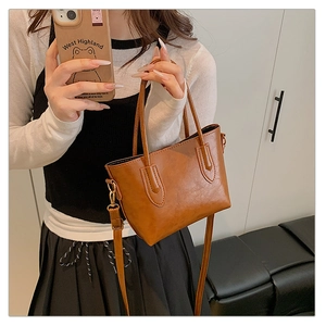 Détail du sac cabas en cuir PU marron avec texture litchi et ferrures en métal doré
