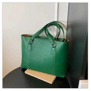 Vue détaillée du sac cabas vert vif avec des coutures contrastées blanches et doubles anses