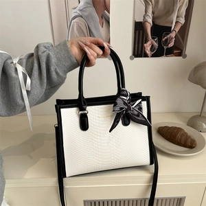 Sac Fourre-Tout Femme Gaufré Peau de Serpent Couleur Contrastée Avec Foulard Cœur Sac à Main Bandoulière Mode Quotidien