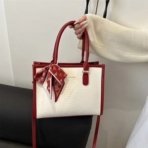 Sac à main contrasté rouge et blanc avec gaufrage serpent et foulard en soie élégant