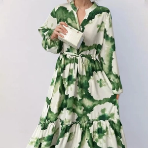 Robe longue à imprimé floral avec manches lanternes, taille à cordon et ourlet volanté