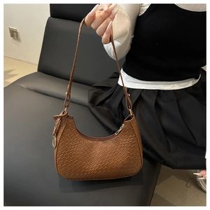 Braune Halbmond-Tasche aus Kroko-Kunstleder mit Metallreißverschluss und glattem Griff