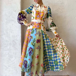 Détails de l'imprimé patchwork et de la large ceinture sur la robe à manches lanternes