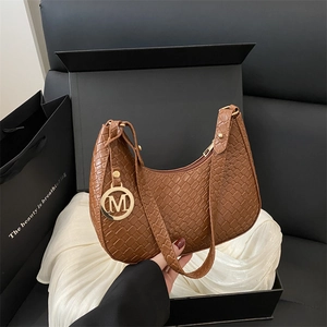 Braune gewebte Schultertasche mit goldenem M-Anhänger in Geschenkbox, Hobo-Stil