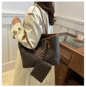 Détail d'un sac cabas vintage avec motif géométrique et pochette à monnaie assortie