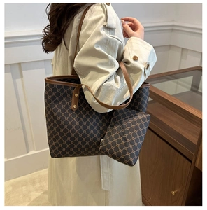Détail du sac cabas monogramme premium avec poignées en cuir et pochette de rangement assortie