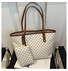 Détail du grand sac cabas avec motif de luxe et pochette à fermeture éclair assortie