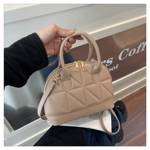 Borsa beige trapuntata a conchiglia con doppie cerniere dorate e tracolla staccabile