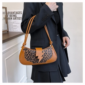 Détail du sac à bandoulière vintage léopard avec rabat unique en forme d'éclair
