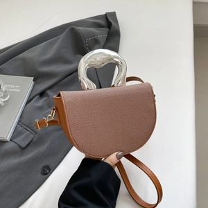Sac Bandoulière Femme à la Mode en Cuir PU Forme Demi-Lune Sac à Main Avec Poignée en Métal Irrégulière Couleur Unie Bandoulière Réglable