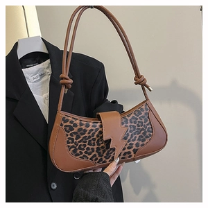 Détail du sac à bandoulière léopard vintage avec fermoir éclair et sangle à nœud