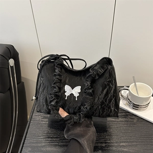 Sac fourre-tout noir plissé à la mode avec papillon argenté et bord à volants