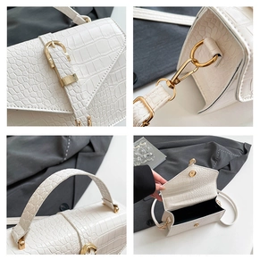 Détail du sac blanc à texture crocodile en similicuir avec quincaillerie dorée polie