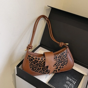 Sac bandoulière vintage à imprimé léopard avec fermoir éclair en cuir dans un coffret