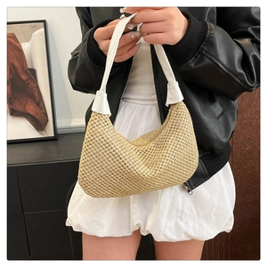 Detail der beigen gewebten Hobo-Tasche mit weißem Lederriemen und Reißverschluss