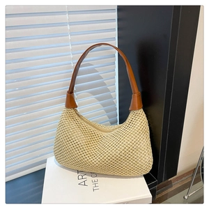 Detailansicht der Stroh-Hobo-Tasche mit Textur und braunem Leder-Schultergurt