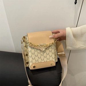 Sac à Bandoulière Tendance Femme Monogramme Lettre M Cuir PU Avec Verrou Coeur Métallique Chaîne Dorée Petit Sac Téléphone