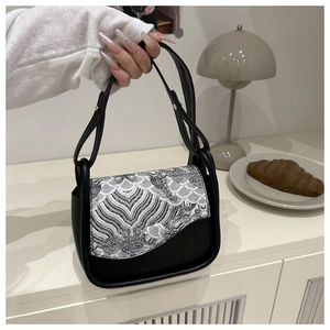 Detalle del elegante patrón de jacquard en blanco y negro en un bolso de cuero