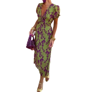 Robe fleurie à col en V avec manches bouffantes et détail torsadé à la taille