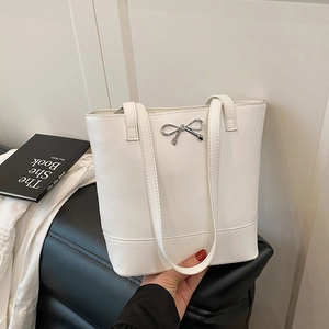 Sac Fourre-tout Tendance en Cuir PU pour Femme Avec Nœud Métallique Sac à Bandoulière Spacieux et Polyvalent pour Bureau