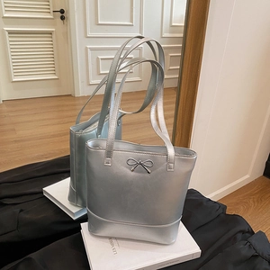 Sac fourre-tout argenté en cuir synthétique avec éclat métallique et nœud élégant