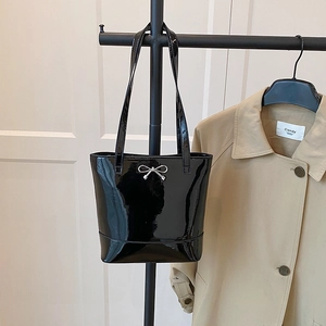 Sac fourre-tout minimaliste en cuir verni noir avec boucle noeud argenté et grand volume