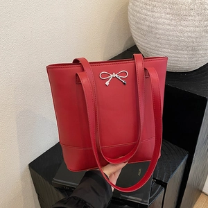 Sac fourre-tout en cuir rouge avec un nœud en métal argenté pour la mode et le travail