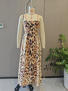 Dettaglio dell'abito lungo leopardato con scollo a cuore e spalline sottili nere