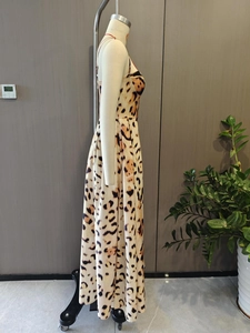 Dettaglio di un abito lungo leopardato che mostra il taglio aderente e la schiena scoperta