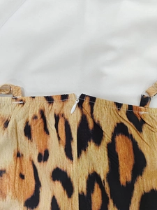 Dettaglio della cerniera invisibile e della stampa leopardata su un abito a sottoveste