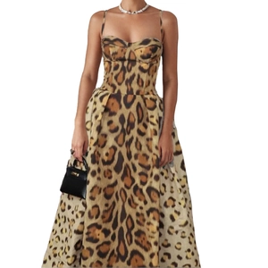 Abito lungo svasato leopardato sexy con scollo a bustino e spalline sottili a tubino