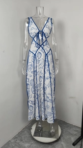 Ausschnitt der Taille mit Schnürung und blauen Meeresprints auf weißem Maxikleid