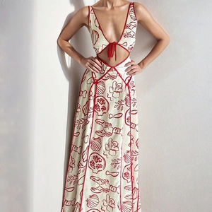 Maxikleid mit Neckholder, Ausschnitt und rotem Hummer-Blumenmuster auf Cremeweiß