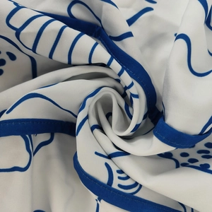 Detail eines blau bedruckten Stoffes mit hochwertigen Nähten und weicher Textur