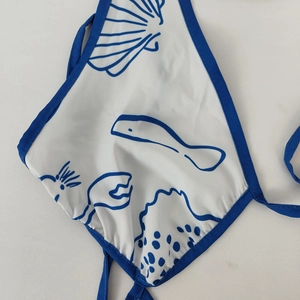 Detail des nautischen Drucks mit Wal und Hummer auf weißem Baumwollkleid für den Sommer
