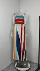 Détail d'une robe bustier plissée multicolore avec un motif à rayures arc-en-ciel vif