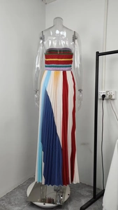 Détail d'une robe longue plissée colorée montrant le dos bustier et les blocs de couleurs