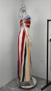 Détail de la robe longue à rayures colorées avec plis verticaux et design bustier