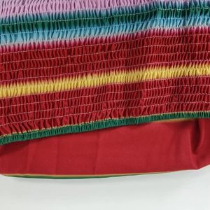 Détail du bustier froncé à rayures arc-en-ciel sur une robe longue sexy sans bretelles