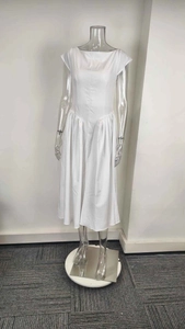 Robe mi-longue blanche dos nu élégante avec col bardot et jupe plissée en coupe trapèze