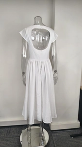 Détail de la robe blanche dos nu avec découpe circulaire élégante et ourlet évasé en A