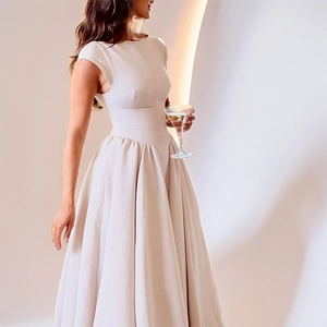 Robe longue beige élégante sans manches avec dos nu et taille haute cintrée plissée