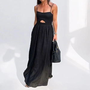 Robe longue noire chic avec taille haute évidée, bretelles fines et coupe ligne A