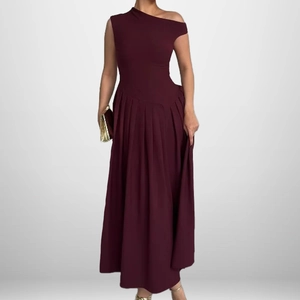 Détails d'une élégante robe longue bordeaux à épaule dénudée avec jupe plissée chic